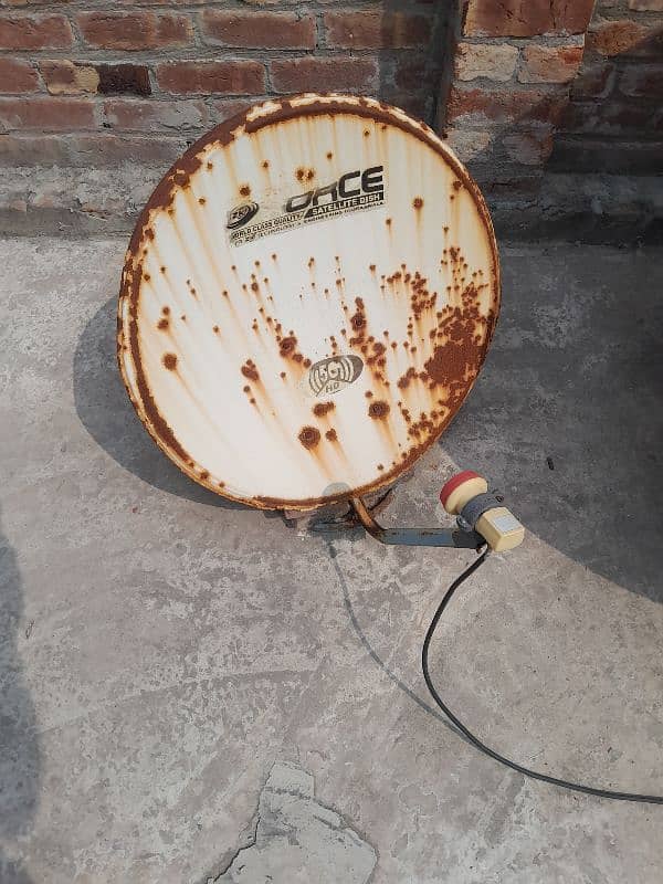 Dish Antena 2.5 ft and 4 ft and channel box 1