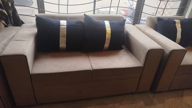 7 seaters Sofa set almost new condition minor used 2