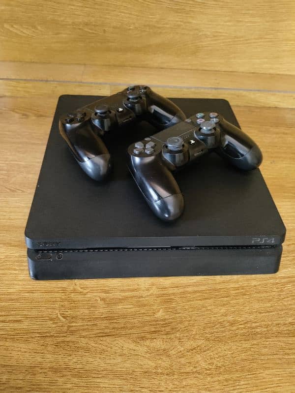 PS4 Slim 500gb with two original Dualshock 4 controllers 2