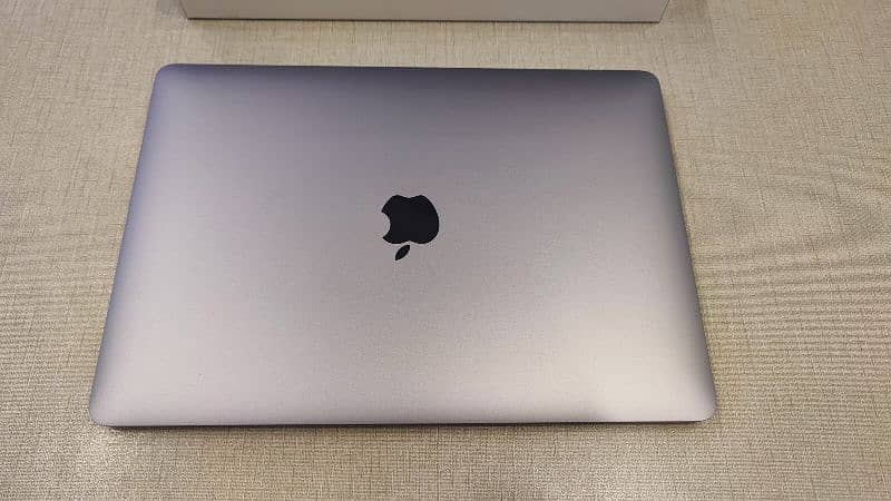 Macbook Air 2020, (8/512) Almost New Condition 0