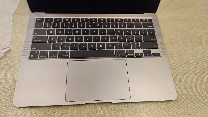 Macbook Air 2020, (8/512) Almost New Condition 1