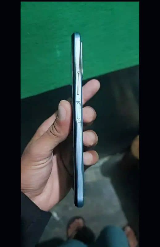 vivo y33s 8+4 ram    128. 4