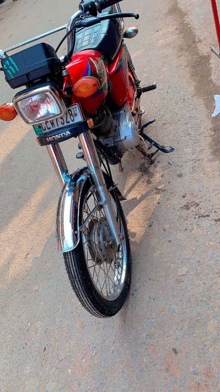 Honda 125 bilkul saaf condition mein all okay one hand 2