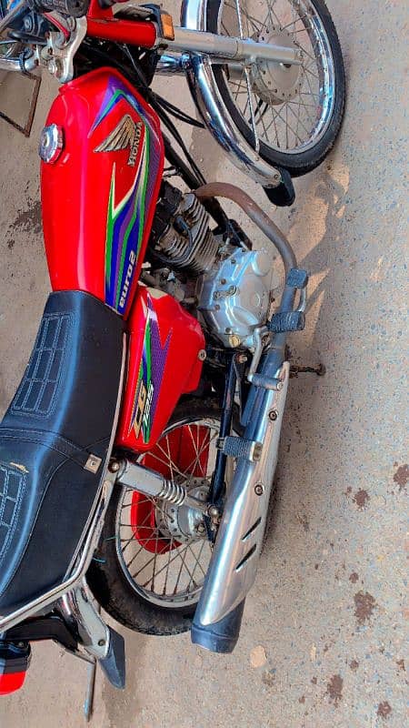 Honda 125 bilkul saaf condition mein all okay one hand 4