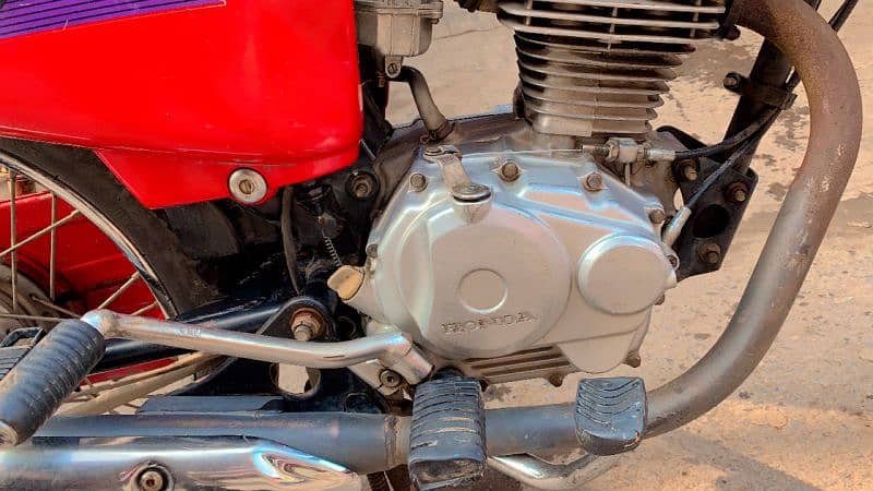 Honda 125 bilkul saaf condition mein all okay one hand 5