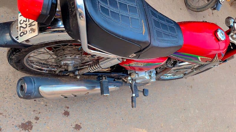 Honda 125 bilkul saaf condition mein all okay one hand 6