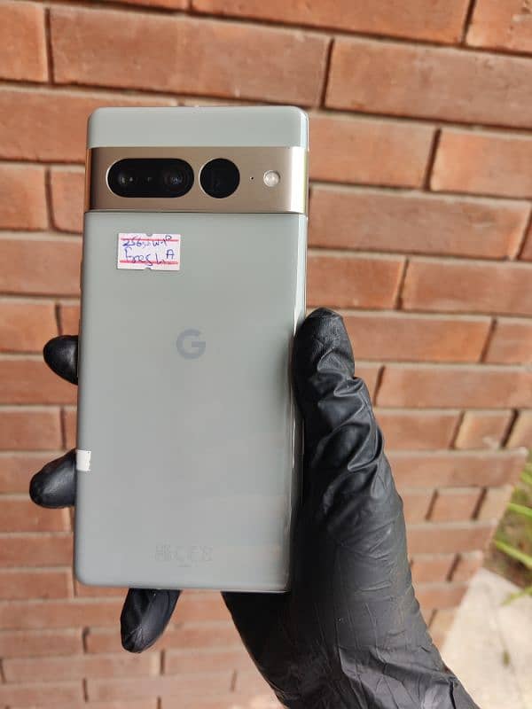 Google Pixel 7 pro. . . . 256gb. . . . water pack device. . . . . dual sim approved 0