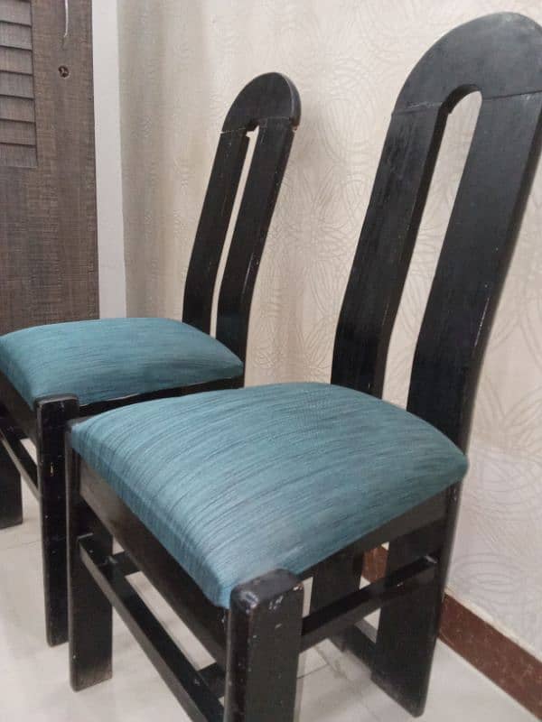 2 Sitting chairs with Small table 1