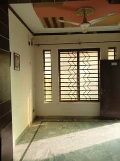 4 Marla first floor availabile for rent