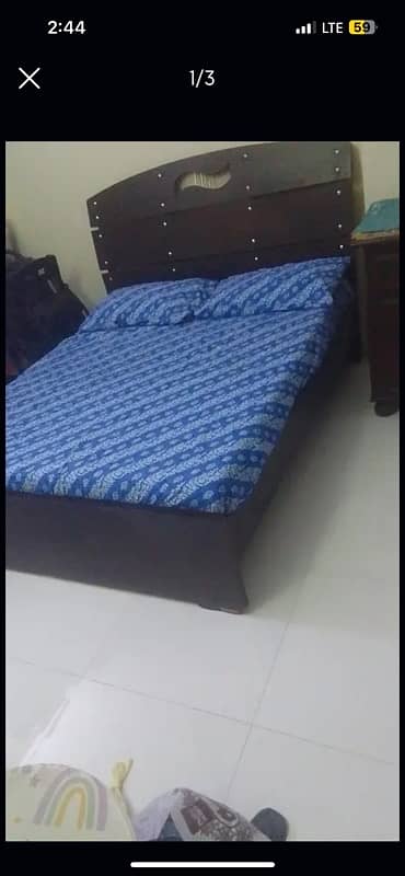 Queen bed for sale 0