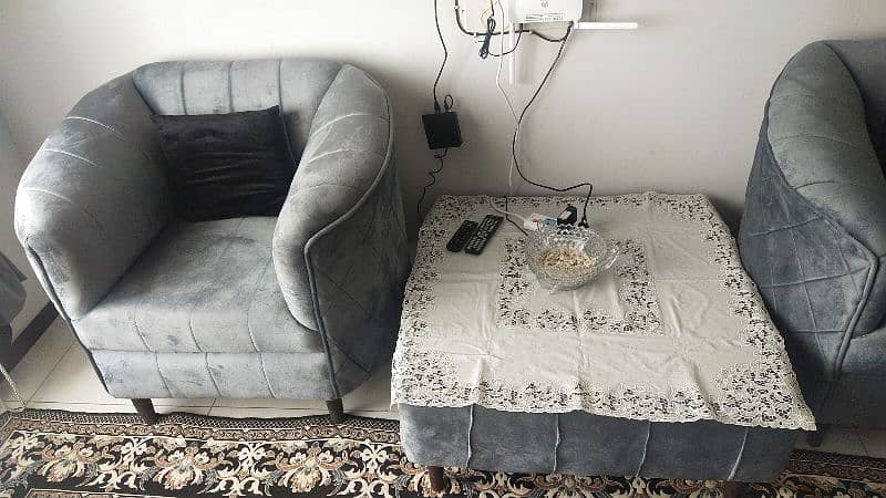 velvet sofa set + table 1