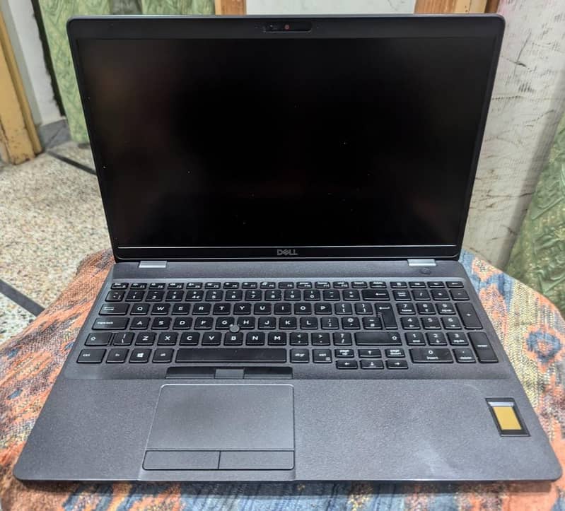 dell latitude 5501 i7 9850H ( 2.6 to 4.6 ghz ) 32 GB RAM 512 GB SSD 4