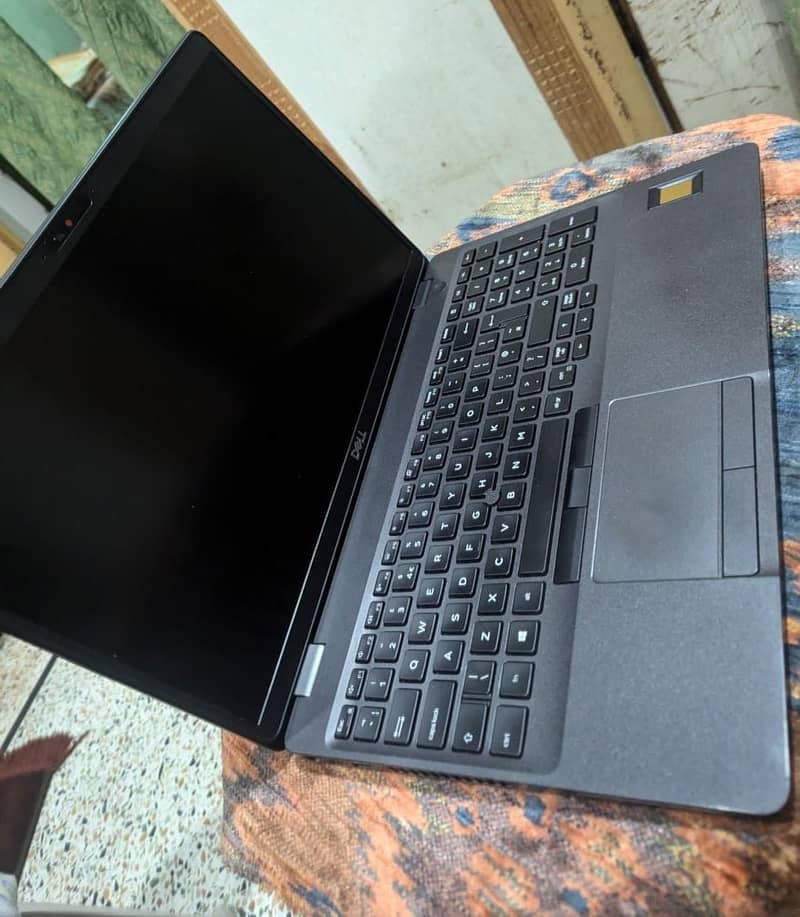 dell latitude 5501 i7 9850H ( 2.6 to 4.6 ghz ) 32 GB RAM 512 GB SSD 6