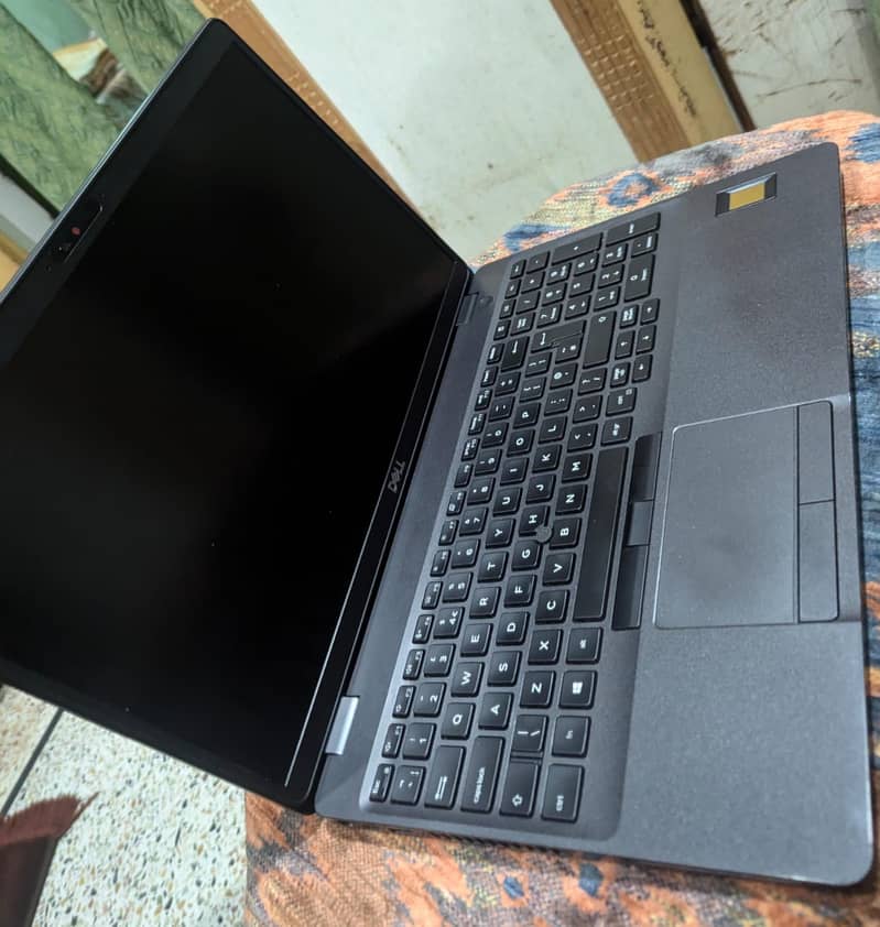 dell latitude 5501 i7 9850H ( 2.6 to 4.6 ghz ) 32 GB RAM 512 GB SSD 7