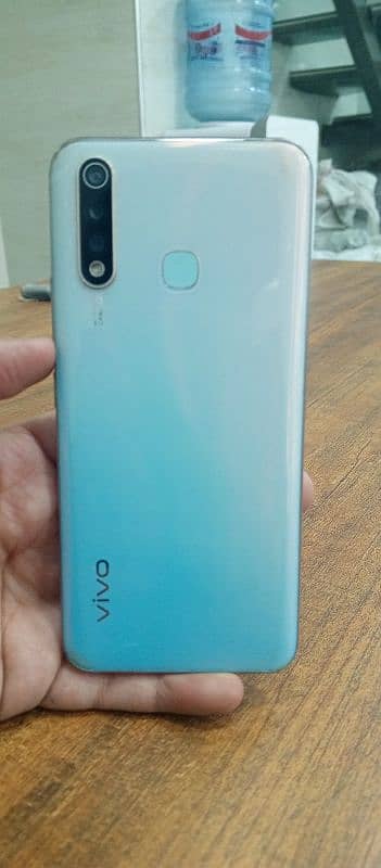 Vivo y19 used with box 4/128 great condition 1