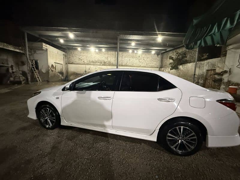 Toyota corolla Altis Grande 1.8. 2022 back interior 3