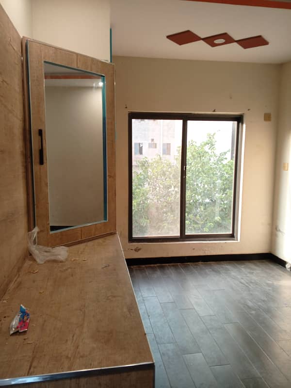 Ghouri town pH 4c1 2bed First floor water electrity Available 1