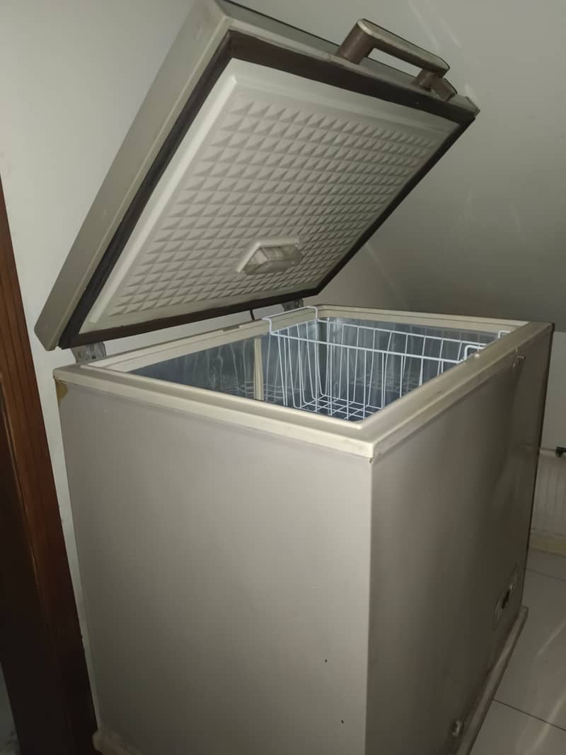 dawlance deepfreezer urgently for sale 1