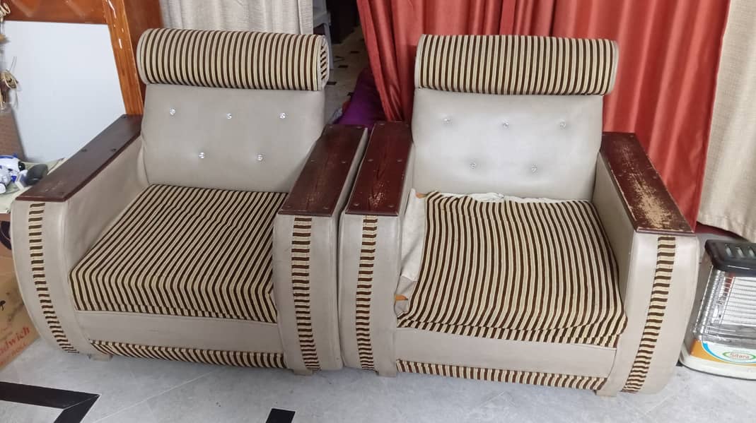 5 seater sofa, used condition Rs. 10,000 2