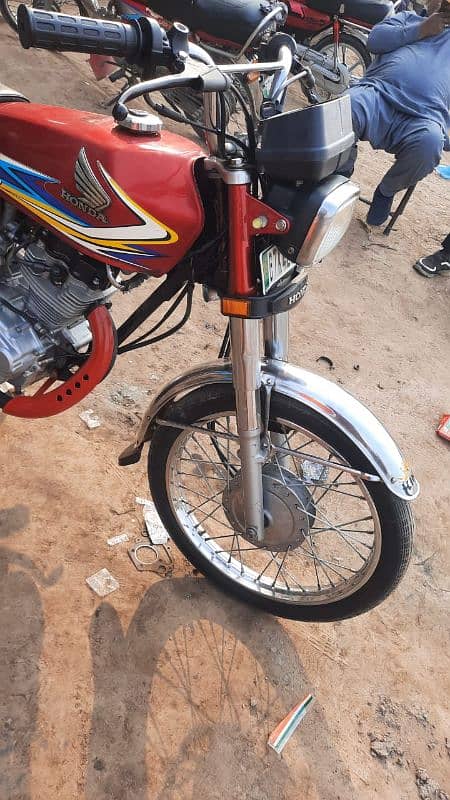 urgent sale Honda 125 2019 model condition like new 03128516394 4