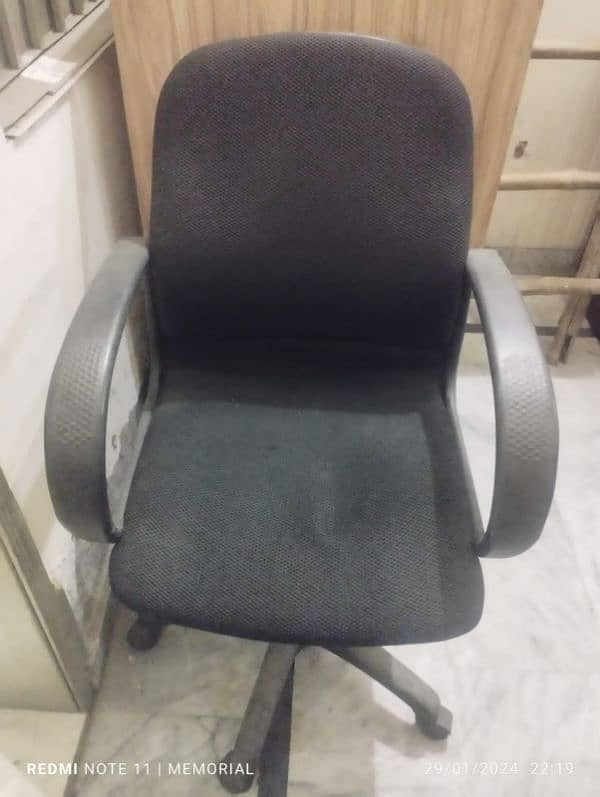 Table and chair very good condition 2