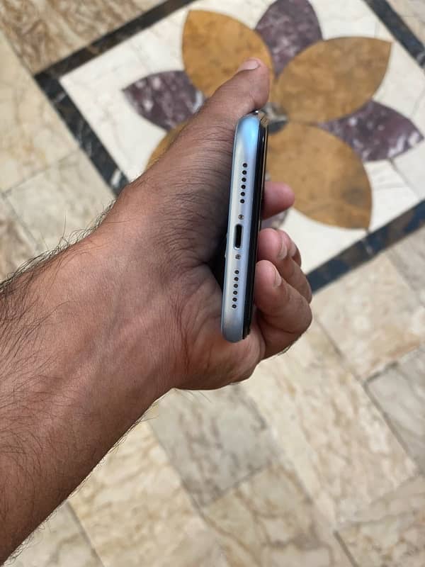 iPhone XR 5