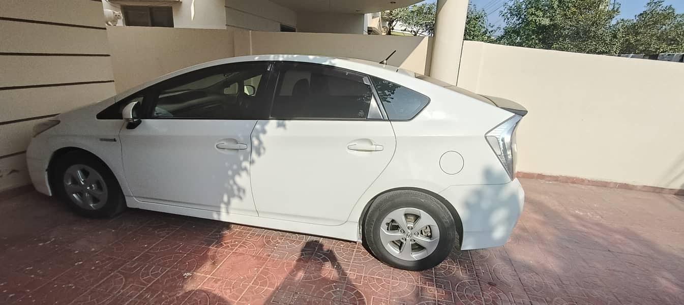 Toyota Prius G LED Edition 1.8 2014 Model 3