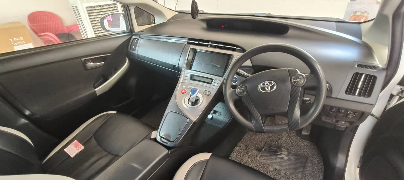 Toyota Prius G LED Edition 1.8 2014 Model 4