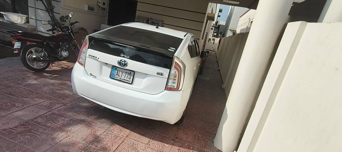 Toyota Prius G LED Edition 1.8 2014 Model 5