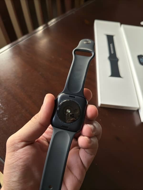 Apple Watch SE 2 - 44MM (With AppleCare+) 3