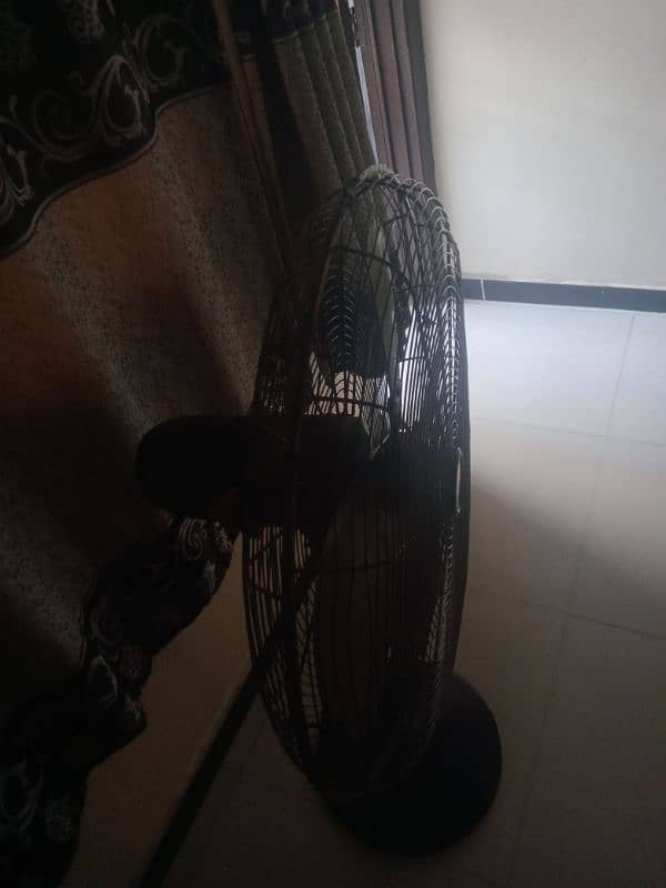 i am selling. 2 table fans 1