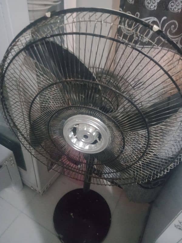 i am selling. 2 table fans 3