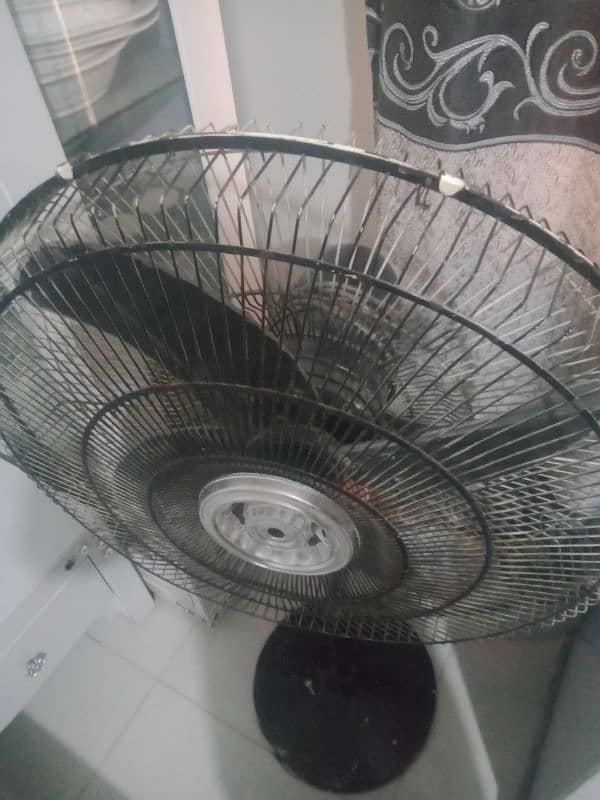 i am selling. 2 table fans 4