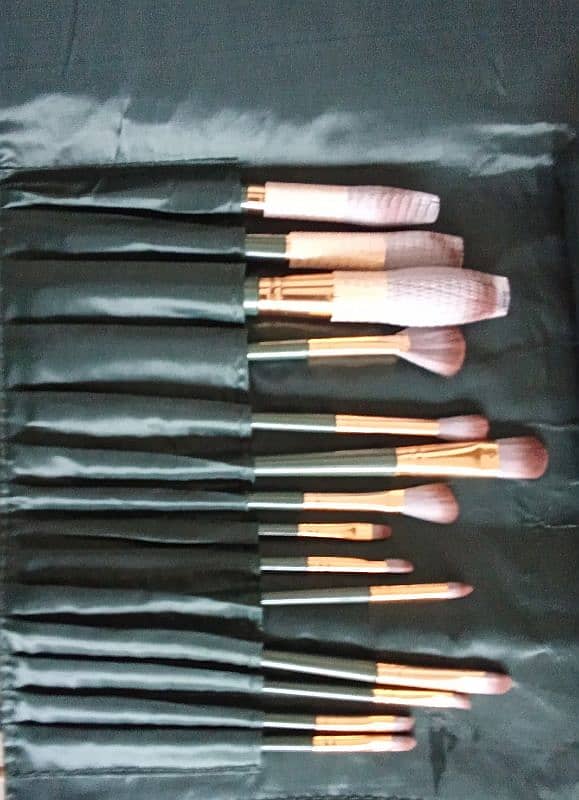 makeup brushes 0