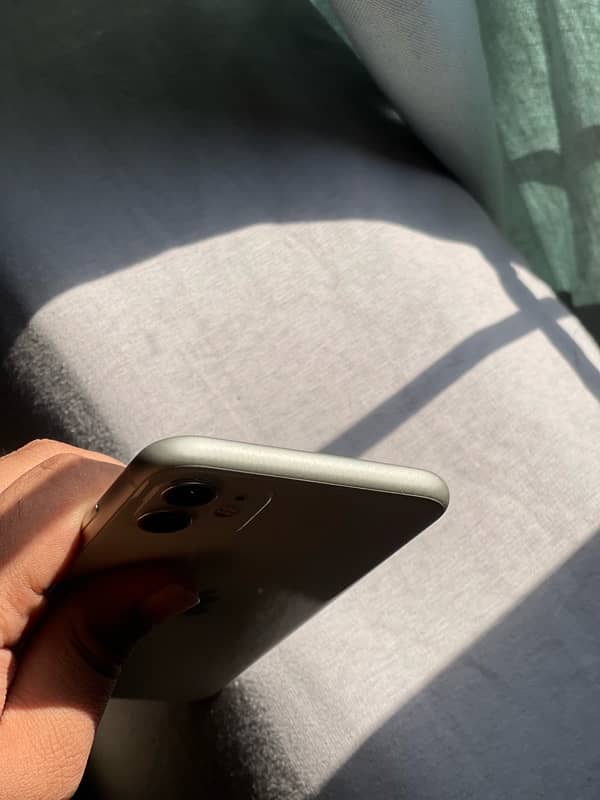 IPHONE 11 (128GB) 4