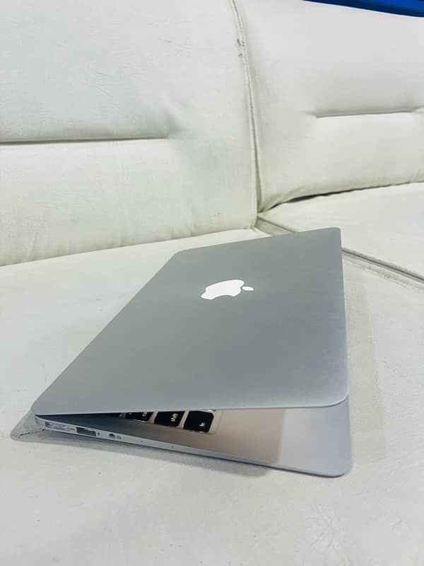 Apple MacBook 2015 At WholeSale Prices Quantity Available 7