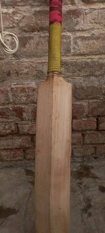 Hard Ball bat sale karna he condition 10 by 9 he all ok he 3