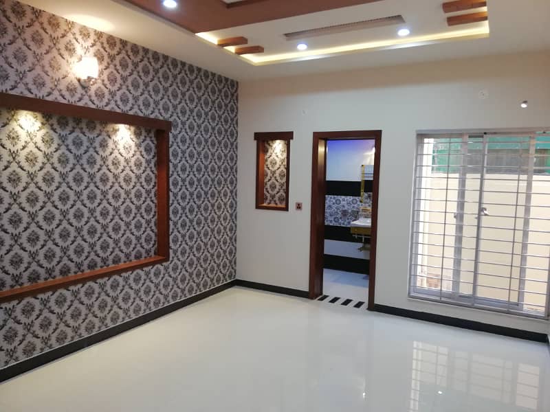 Slightly Used Luxury 10 Marla House Available For Rent in Janiper Block Bahria Town Lahore 4