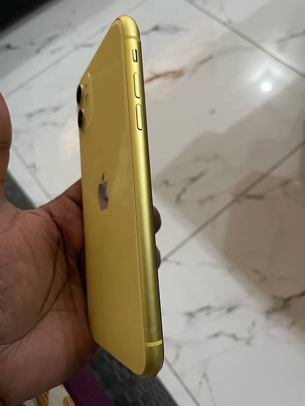 Exchange iPhone 11 Gold excellent condition 2