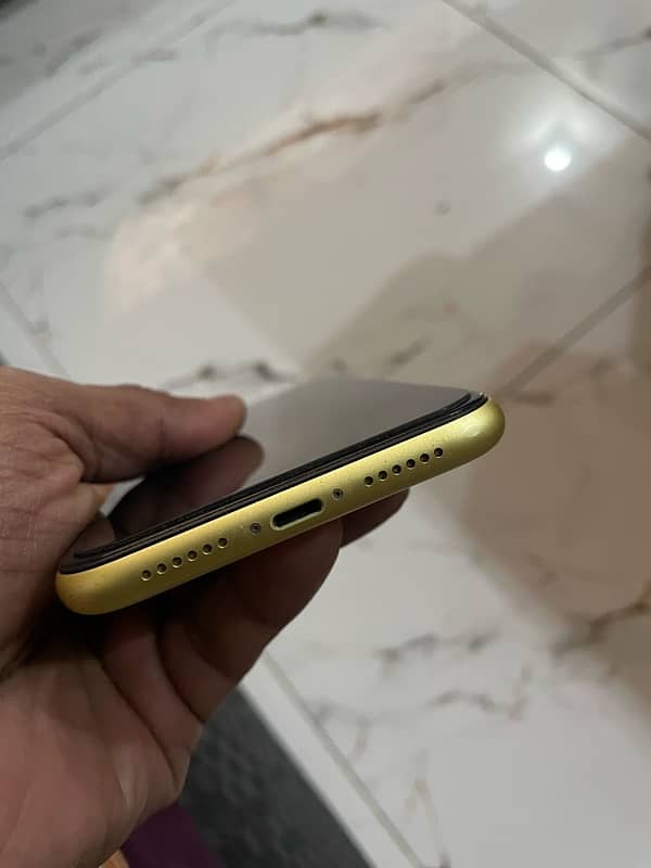 Exchange iPhone 11 Gold excellent condition 3