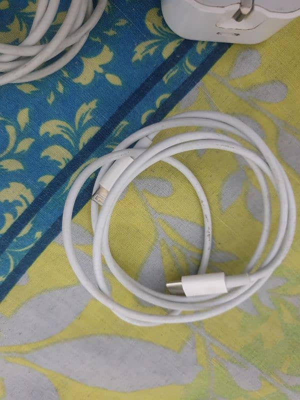 iphone 25 watts adopter with 2 cables 4