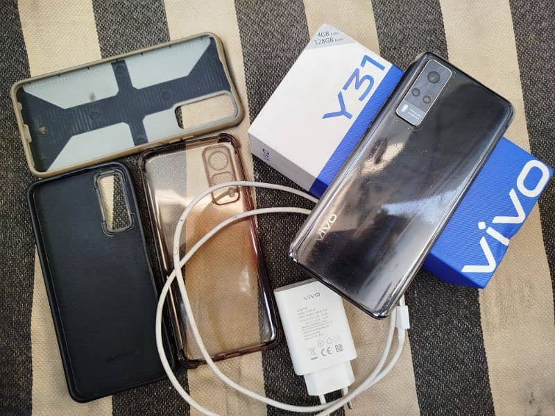 Vivo Y31 with accessories 6