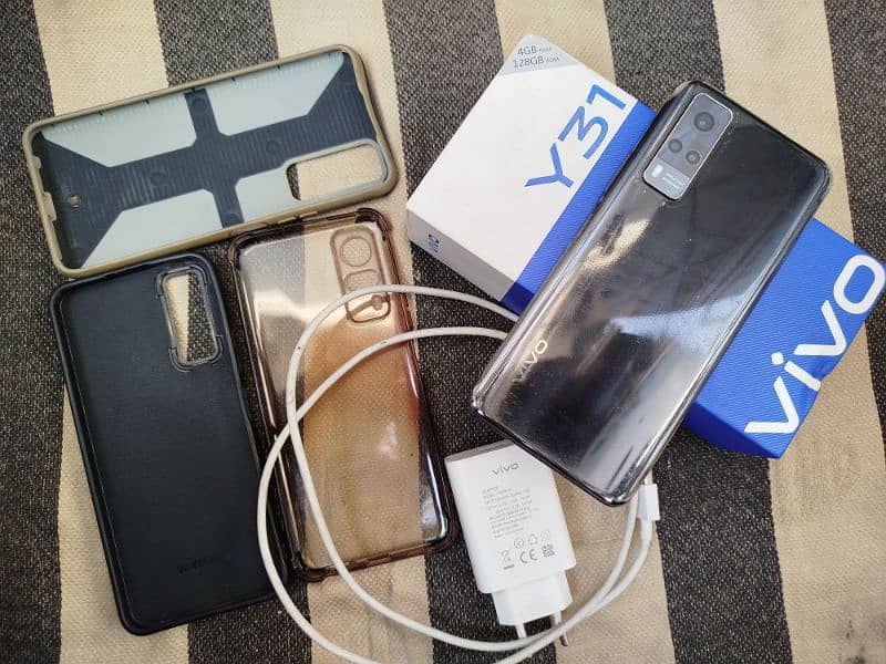 Vivo Y31 with accessories 7