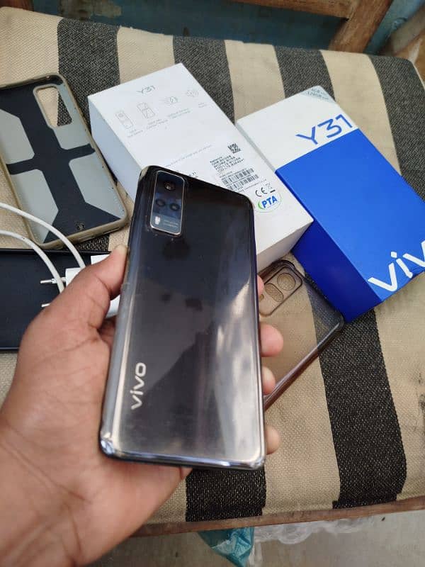 Vivo Y31 with accessories 10