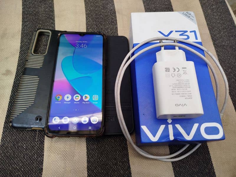 Vivo Y31 with accessories 12