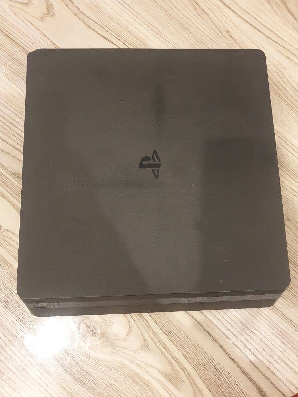 PS4 Console 500GB slightly used good condition with 2 controllers 3