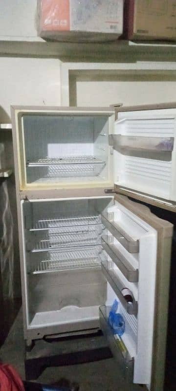 dowlanc fridge good condition 1