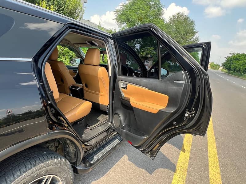 Toyota Fortuner 2.7 VVTi - Authorised Dealership Maintained 10