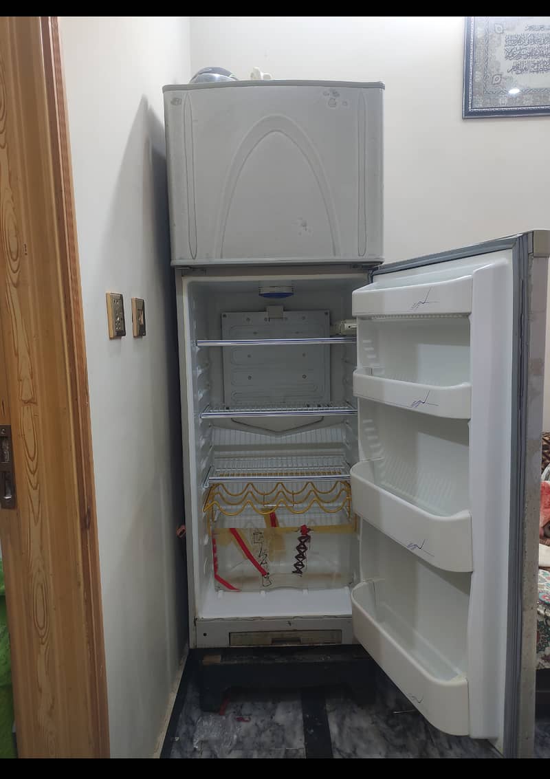 Dawlance refrigerator and freezer,model 9188,size large 0