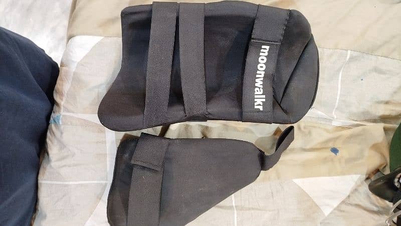 Moonwalkr Thigh Pads Lefty Black Color 1